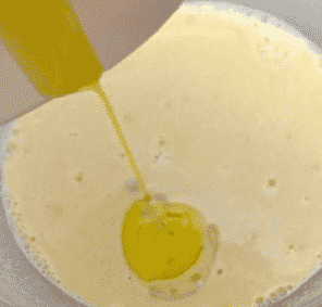  A extra szűz olívaolajat és a sót hozzáadása a csicseriborsó omlett tésztájához. 
