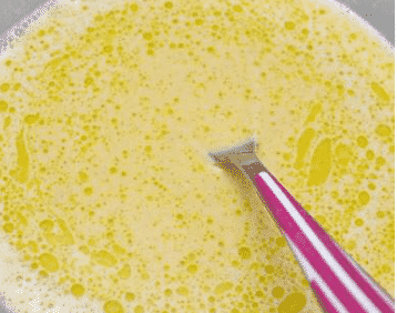 Keverjük el a csicseriborsó omlett tészta alapanyagokat alaposan.