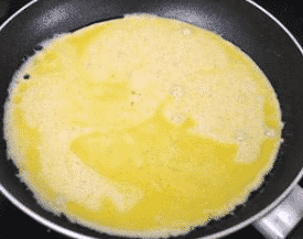 Süssük meg az egyik oldalát a csicseriborsó omlett tésztát.