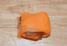 Sütőtök tekercs sonkával recept 6 A sütőtök tekercs felgöngyölve.