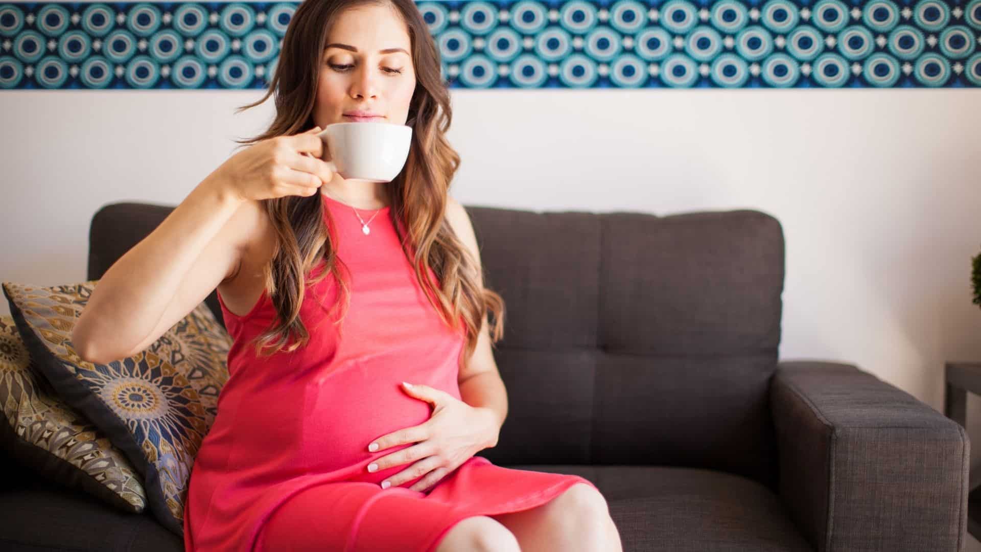 Ihat kávét terhes állapotban? Itt megtudhatja, mennyi koffein biztonságos a kávé terhesség alatt, és mit kell tennie a bevitel visszaszorítása érdekében, ha naponta többet fogyaszt, mint egy csésze kávé, vagy tea.