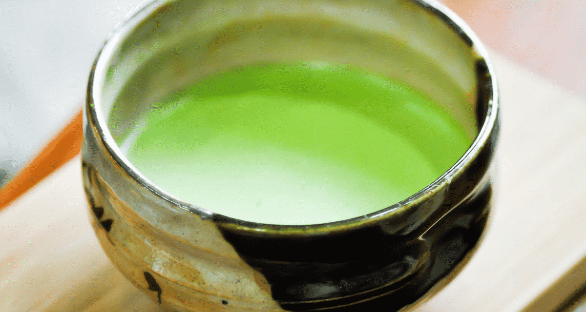 A zöld teát egész világon egészséges italnak tekintik. A Camellia sinensis erjesztetlen leveleiből készült zöld tea nagy koncentrációban tartalmaz antioxidánsokat. Bár más teák (például fekete, fehér, sárga és oolong teák) ugyanabból a növényből készülnek. Zöld teát másképp dolgozzák fel, minimális oxidációval. De fogyaszthat-e zöld tea terhesen? Ha igen, hogyan készíti és mennyit fogyaszthat? Válaszol ezekre a kérdésekre, és még többet a zöld tea ivásról a terhesség alatt.