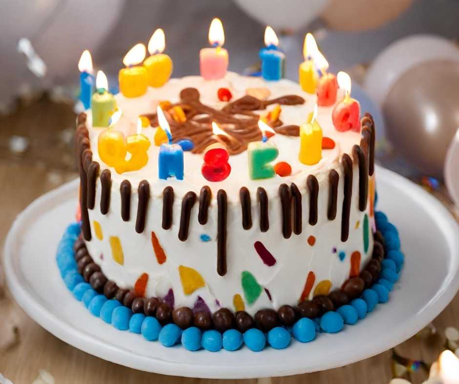 Boldog szülinapot férfiaknak. Két gyertyás születésnapi torta.