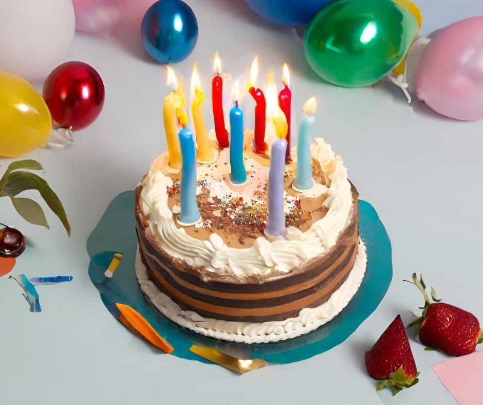 Szülinapi köszöntő férfiaknak. Születésnapi torta 11 gyertyával és cukorkákkal körülvéve. A felirat a torta tetején: "Boldog születésnapot, [név]".