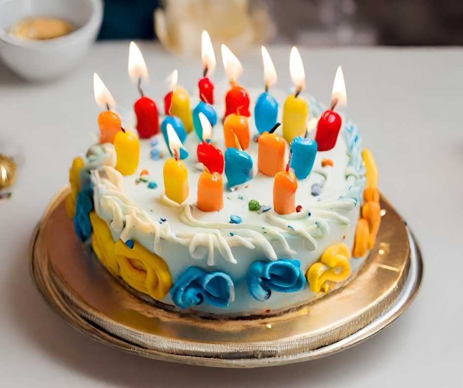 Szülinapi köszöntő férfiaknak. Születésnapi torta 11 gyertyával és cukorkákkal körülvéve. A felirat a torta tetején: "Boldog születésnapot, [név]"