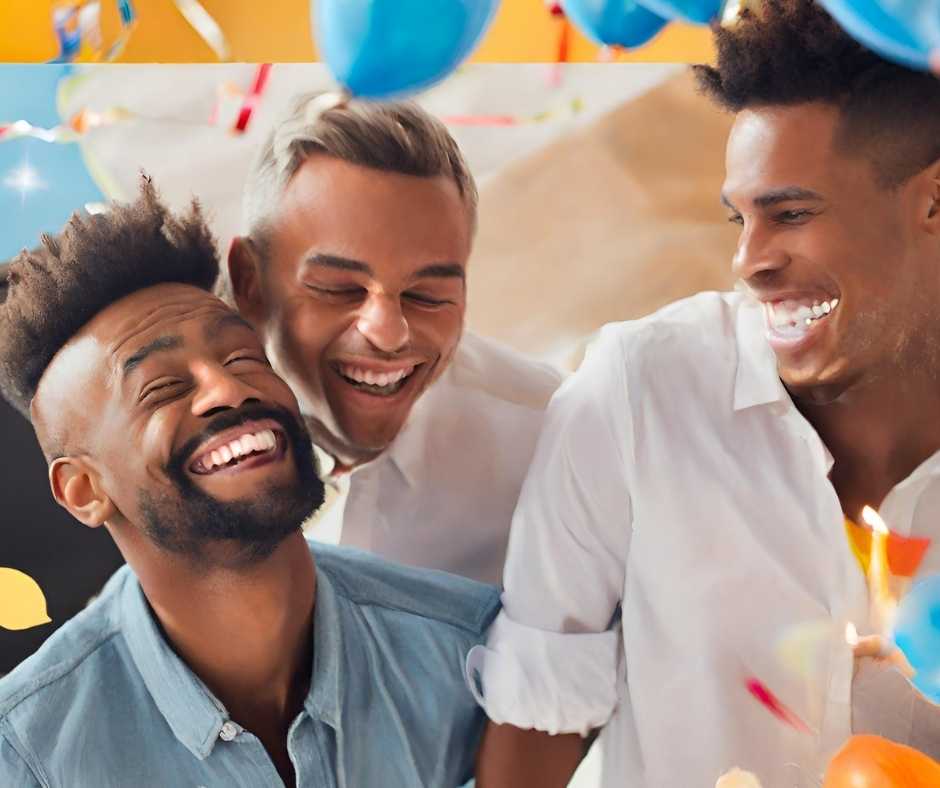 Pasiknak születésnapi köszöntők férfiaknak. A képen három férfi látható, akik egy születésnapi tortát tartanak. A férfiak különböző korúak és etnikai háttérrel rendelkeznek. A torta kétszintes, és színes gyertyákkal van díszítve.